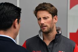 Гонщик Haas F1 Team Ромен Грожан и менеджер по маркетингу Гран При Мексики Родриго Санчес