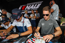 Lance Stroll, Williams e Stoffel Vandoorne, McLaren firmano autografi ai fan