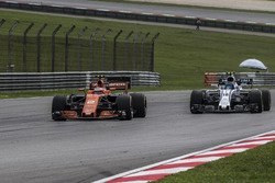 Стоффель Вандорн, McLaren MCL32, и Лэнс Стролл, Williams FW40