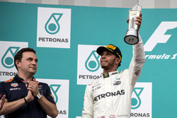 Lewis Hamilton, Mercedes AMG F1 festeggia sul podio