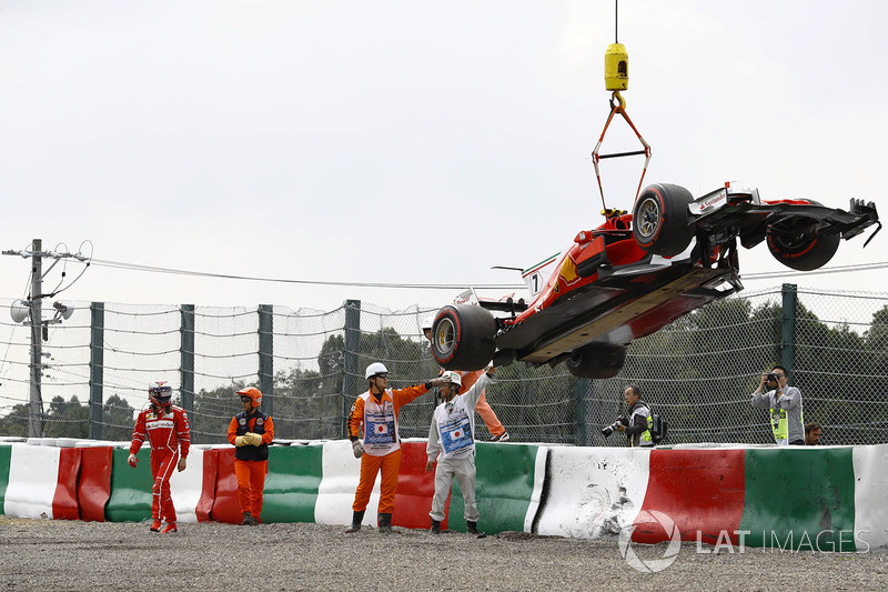 Marshals remove the car of Kimi Raikkonen, Ferrari SF70H, after a crash