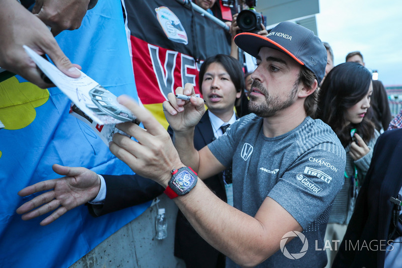 Fernando Alonso, McLaren signs autographs for the fans