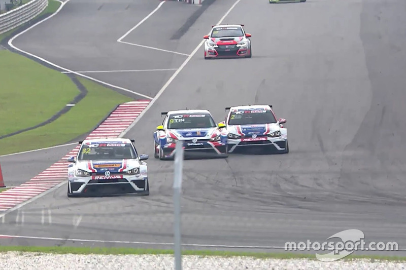 L'incidente fra Tin Sritrai, Volkswagen Golf GTI TCR, Team Thailand, e Kantadhee Kusiri, Volkswagen