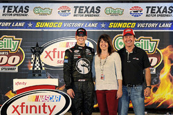 Race winner Erik Jones, Joe Gibbs Racing Toyota, with parents