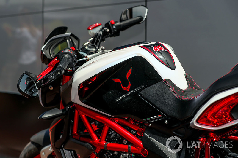 MV Agusta Dragster RR LH44 Limited Edition von Lewis Hamilton, Mercedes AMG F1