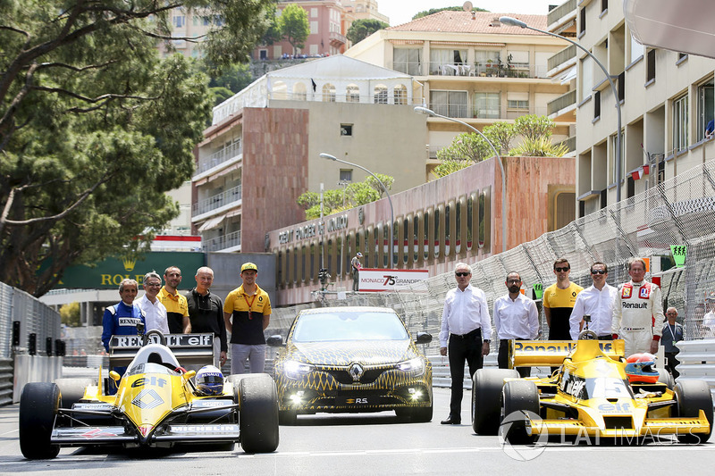 Aain Prost, Cyril Abiteboul, Nico Hulkenberg, Jolyon Palmer and Jean-Pierre Jabouille pose for a picture, the Renault Sport F1 Team RS01 and RE40 F1 cars