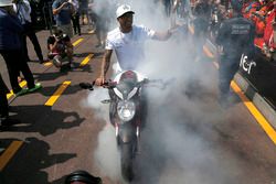 Lewis Hamilton, de Mercedes AMG F1 W08 hace una quema llanta en su MV Agusta Custom Dragster RR LH44