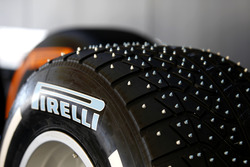 Pneu Pirelli à clous