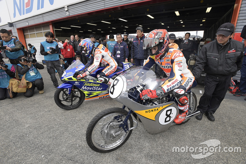 Dani Pedrosa (kiri) dan Marc Marquez (kanan)