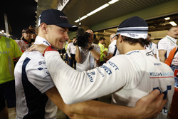 Valtteri Bottas, Williams, and the team say a fond goodbye to Felipe Massa, Williams, after his final race for the team and in F1