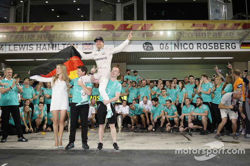 Nico Rosberg, Mercedes AMG F1 festeggia il suo Titolo Mondiale con sua moglie Vivian Rosberg e il team