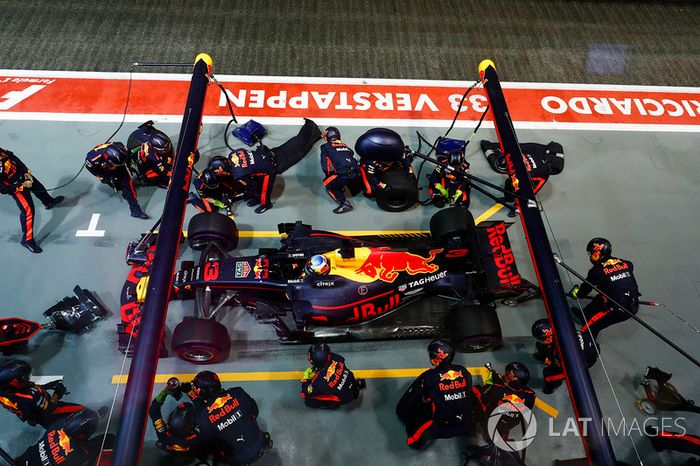 Daniel Ricciardo, Red Bull Racing RB13 pits