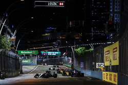 Valtteri Bottas, Mercedes AMG F1 W08, Carlos Sainz Jr., Scuderia Toro Rosso STR12, Jolyon Palmer, Renault Sport F1 Team RS17