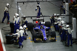 Pascal Wehrlein, Sauber C36-Ferrari, pit stop