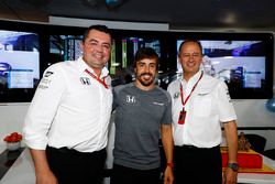 Гонщик McLaren Фернандо Алонсо празднует 36-летие; гоночный директор McLaren Эрик Булье и управляющи