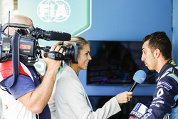 Sébastien Buemi, Renault e.Dams, discute avec Nikki Shields