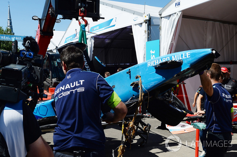 El coche dañado de Sébastien Buemi, Renault e.Dams, es llevado a pits después del choque