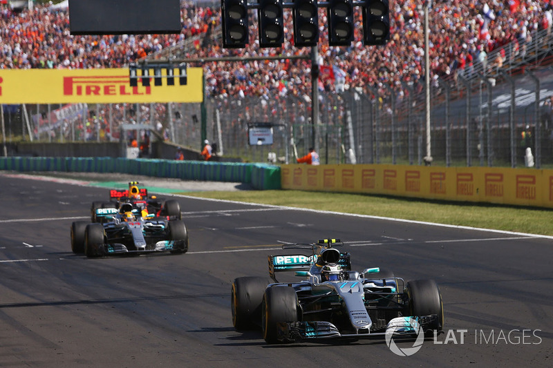 Valtteri Bottas, Mercedes AMG F1 W08, Lewis Hamilton, Mercedes AMG F1 W08 and Max Verstappen, Red Bu