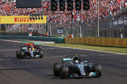 Valtteri Bottas, Mercedes AMG F1 W08, Lewis Hamilton, Mercedes AMG F1 W08 and Max Verstappen, Red Bu