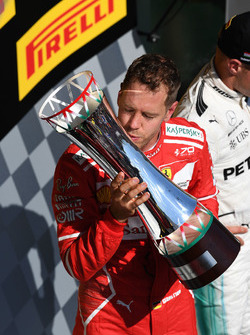 Podio: il vincitore della gara Sebastian Vettel, Ferrari