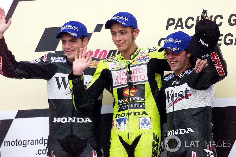 Podio: ganador de la carrera Valentino Rossi, segundo lugar Alex Barros y tercer lugar Loris Capirossi