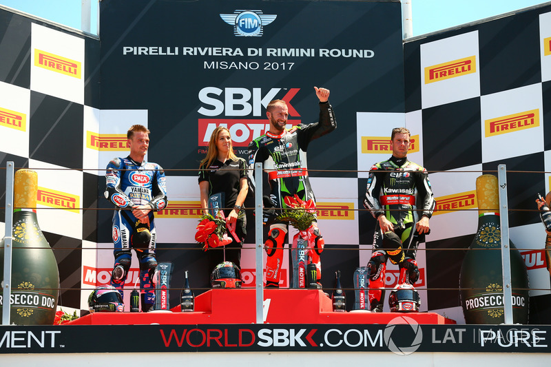 Podio: Ganador de la carrera Tom Sykes, Kawasaki Racing; Segundo lugar Alex Lowes, Pata Yamaha Y Tercer lugar Jonathan Rea, Kawasaki Racing