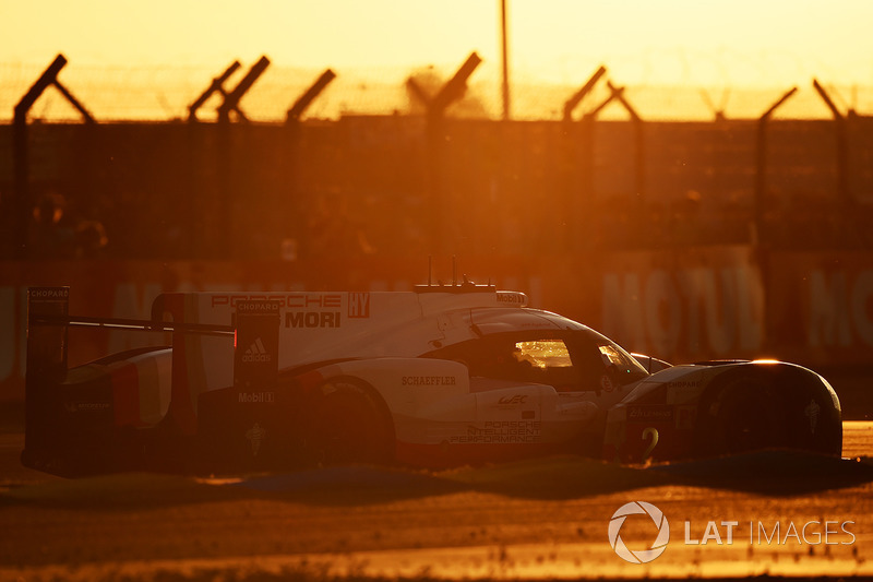 #2 Porsche Team Porsche 919 Hybrid: Timo Bernhard, Earl Bamber, Brendon Hartley