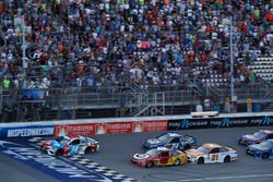 Kyle Busch, Joe Gibbs Racing Toyota Kyle Larson, Chip Ganassi Racing Chevrolet restart