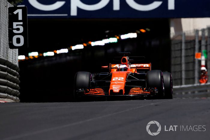 Jenson Button, que substitui Fernando Alonso em Mônaco, passou para o Q3, mas larga em último por ter sido punido pela troca de componentes da unidade de potência.