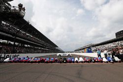 Takuma Sato, Andretti Autosport Honda and team kiss the bricks