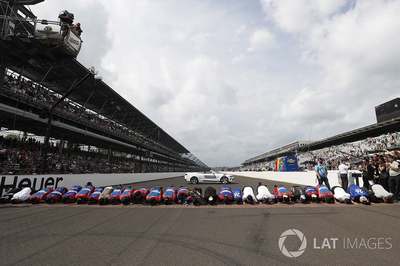 Pemenang balapan Takuma Sato dan kru tim Andretti Autosport Honda mencium garis finis 'Yard of Bricks'