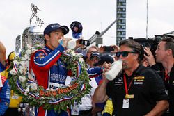 Winner Takuma Sato, Andretti Autosport Honda celebrates with team owner Michael Andretti, Andretti A