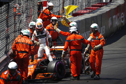 Stoffel Vandoorne, McLaren MCL32, esce dalla sua monoposto dopo l'incidente