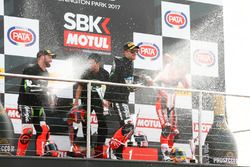 Podium: winnaar Jonathan Rea, Kawasaki Racing, tweede Tom Sykes, Kawasaki Racing, derde Chaz Davies,