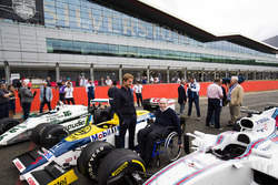 Sir Frank Williams, Nico Rosberg ven un Williams FW08, FW11 y un Williams FW40