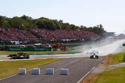 Fernando Alonso, McLaren MCL32, Romain Grosjean, Haas F1 Team VF-17, et Jolyon Palmer, Renault Sport F1 Team RS17, qui loupe la chicane