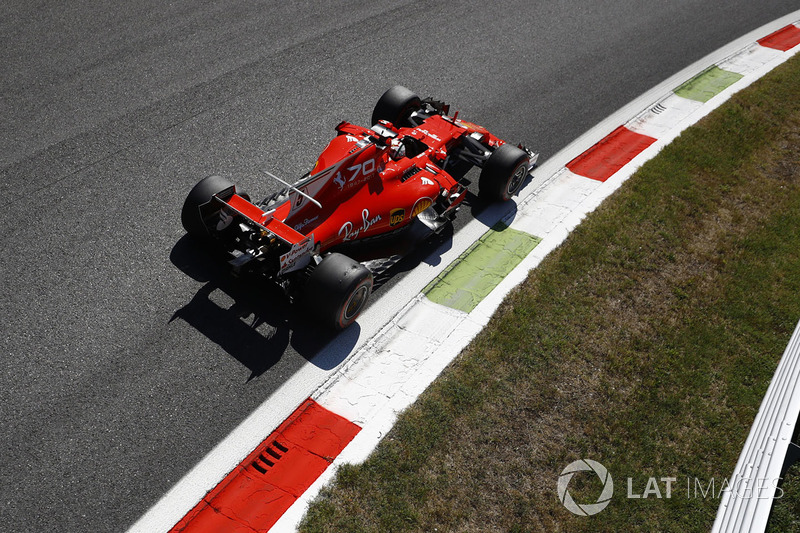 Na volta 8, Vettel escalou o pelotão e chegou ao terceiro lugar, atrás apenas das duas Mercedes.