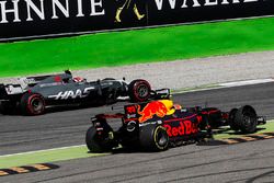 Max Verstappen, Red Bull Racing RB13, front puncture
