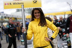 La grid girl di Robert Wickens, Mercedes-AMG Team HWA, Mercedes-AMG C63 DTM