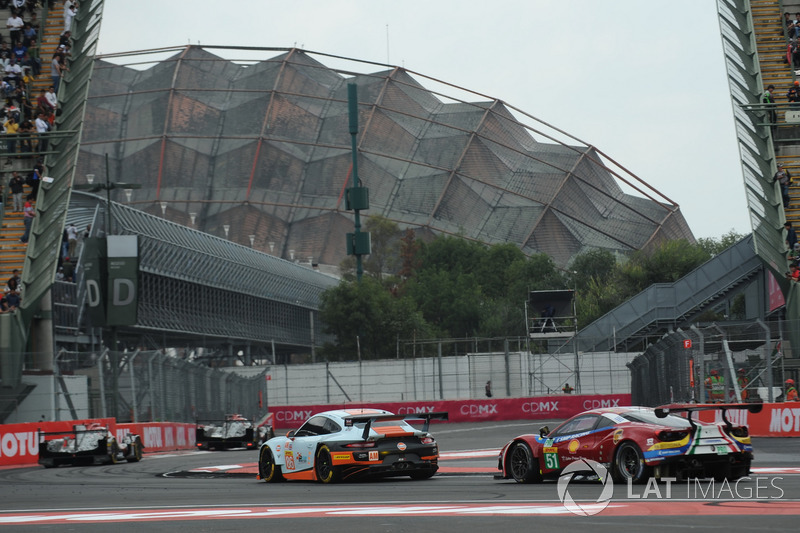 #86 Gulf Racing Porsche 911 RSR: Michael Wainwright, Ben Barker, Nick Foster, #51 AF Corse Ferrari 4