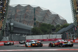 #86 Gulf Racing Porsche 911 RSR: Michael Wainwright, Ben Barker, Nick Foster, #51 AF Corse Ferrari 4