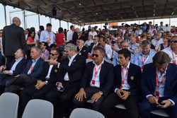 Da sx a dx: Il presidente della FIA Jean Todt, A.D. Liberty Media Chase Carey, Sebastian Vettel, Team Principal Ferrari Maurizio Arrivabene e l'ex pilota Ferrari Jean Alesi con il figlio Giuliano