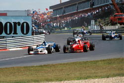 Damon Hill. Arrows A18 passeert Michael Schumacher, Ferrari F310B