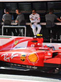 Fernando Alonso, McLaren watches Kimi Raikkonen, Ferrari SF70H