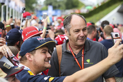 A fan gets a photo, Gerhard Berger