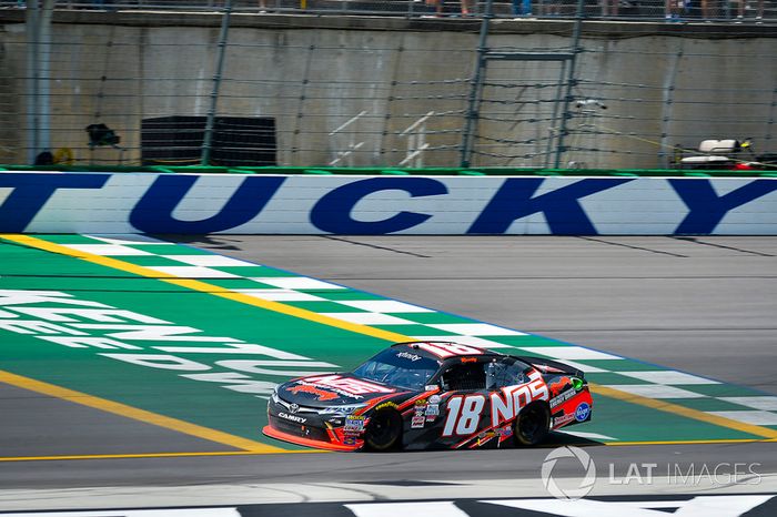 Kyle Busch, Joe Gibbs Racing Toyota se lleva la bandera a cuadros