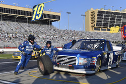 Austin Cindric, Brad Keselowski Racing Ford pit stop