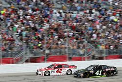 Kyle Larson, Chip Ganassi Racing Chevrolet, Kurt Busch, Stewart-Haas Racing Ford