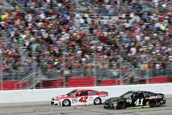 Kyle Larson, Chip Ganassi Racing Chevrolet, Kurt Busch, Stewart-Haas Racing Ford