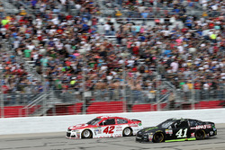 Kyle Larson, Chip Ganassi Racing Chevrolet, Kurt Busch, Stewart-Haas Racing Ford